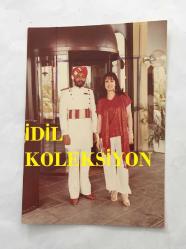 ORYANTAL-DANSÖZ PRENSES BANU'NUN ORİJİNAL 3'LÜ FOTOĞRAF SETİ -12,5 x 8,5 cm EBADINDA - PRENSES BANU'NUN YURT DIŞI SEYAHATLERİNDE ÇEKİLMİŞ 3 FARKLI KARE (SİH LİDERİ İLE BİRLİKTE) - 21 Haziran 1984