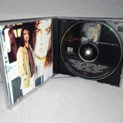 Cd Çelik, sevgilerimle albümü. Orijinal. 1998 sarı bandrollü dönem baskı. Dinlemeyi etkilemeyen yoğun çizikler var. Sorunsuz çalışıyor