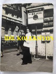 ORYANTAL-DANSÖZ PRENSES BANU'NUN ORİJİNAL BÜYÜK BOY FOTOĞRAFI  - 24 x 18 cm EBADINDA - PRENSES BANU'NUN İTALYA SEYAHATİNDE ÇEKİLMİŞ BİR KARE (TOKYO RESTAURANT, UZAK DOĞU YEMEKLERİ TABELASI, GLOVES MANUFACTURE, CIA EMLIIA TABELASI)