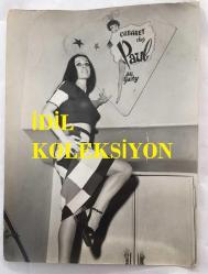 ORYANTAL-DANSÖZ PRENSES BANU'NUN ORİJİNAL BÜYÜK BOY FOTOĞRAFI  - 24 x 18 cm EBADINDA - PRENSES BANU'NUN BELÇİKA BRÜKSEL SEYAHATİNDE AYAKTA POZ VERİRKEN ÇEKİLMİŞ BİR KARE (CABARET CHEZ PAUL)