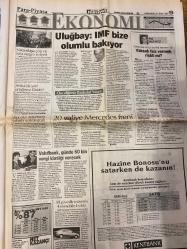 HÜRRİYET GAZETESİ DOĞUM GÜNÜ HEDİYESİ - 27 OCAK 1999 -TAM TAKIM 36 SAYFADIR -Sedat Simavi-Akıl durduran iddia-Kutan-Ordu­muza en iyi niyetle bağlıyız-Oktay Ekşi-Anormal olan-Ertuğrul Özkök-Tansu Çiller-Cristian deneniyor-Toshack-Amokachi-Ersun Yanal-Faruk Süren-Popescu-Meriç Enercan-Salim Kaptan-Gordon Milne-Doğan Uluç-Ayhan Atakol-Emin Çölaşan-Halit Öztürkmen  Skandal kapıda-Din istismarı MGK gündemine geliyor-Suçu ekmek çalmak-Mapustaki çocuk-Araba devrilmeden-Telekom hata faturasını cebe çıkarttı-Anormal olan-Kavgayı askıya alan şarkı-Sibel’i yumuşatan arabesk nağmeler-Sergen Fenerbahçe’de-Kartal kapıyı açtı-Amokachi sürprizi-Para geldi isyan bitti-Baş döndüren trafik-Fener’in ilk onbiri belli-Sydney de zorda-Rus golcü sürprizi-Beşiktaş kapıyı açtı-Uçağın düşüş nedeni pilotların anlaşamaması-10 bin yıl işleyecek saat-Erbakan bitmiştir  Gremlins ￼