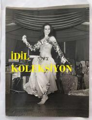 ORYANTAL-DANSÖZ PRENSES BANU'NUN ORİJİNAL BÜYÜK BOY FOTOĞRAFI  - 24 x 18 cm EBADINDA - PRENSES BANU'NUN BELÇİKA BRÜKSEL SEYAHATİNDE SAHNE ALIP ORYANTAL DANSI YAPARKEN ÇEKİLMİŞ BİR KARE (CABARET CHEZ PAUL) PHOTO REPORTAGE PRESSE, FRANK