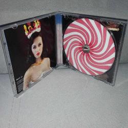 CD Katy Perry teenage dream albümü. Orijinal, Avrupa baskı. Dinlemeyi etkilemeyen çizikler var. Sorunsuz çalışıyor.