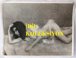 ORYANTAL-DANSÖZ PRENSES BANU'NUN ORİJİNAL BÜYÜK BOY FOTOĞRAFI  - 24 x 18 cm EBADINDA - PRENSES BANU ZEMİNE UZANIP POZ VERİRKEN ÇEKİLMİŞ BİR KARE (ÜNSAL BOZKURT KADRAJI İLE)