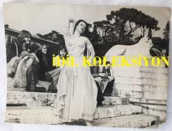 ORYANTAL-DANSÖZ PRENSES BANU'NUN ORİJİNAL BÜYÜK BOY FOTOĞRAFI  - 24 x 18 cm EBADINDA - PRENSES BANU İTALYA ROMA SOKAKLARINDA ORYANTAL DANSI YAPARKEN ÇEKİLMİŞ 2 FARKLI KARE, 1972, CINEMODA, ROMA
