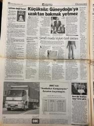 HÜRRİYET GAZETESİ DOĞUM GÜNÜ HEDİYESİ - 24 EYLÜL 1998 -TAM TAKIM 44 SAYFADIR -Recep Tayyip Erdoğan-Eyüp Aşık-Alaattin Çakıcı-Ertuğrul Özkök-Oktay Ekşi-Emin Çölaşan-Amokachi-İlyas Tüfekçi-Orhan Kaynar-Devrim Sağroğlu-Sadi Kemal Yaşar-Nihat İbadi-Mahsun Kırmızıgül-Bekir Coşkun-Serdar Turgut-Celine Dion-Murat Başaran  Siyasi hayatı bitti-Kaset depremi-İstifa kıskacında-Yılmaz: Eyüp Bey gereğini yapacaktır-Yeniden doğacağım-Trabzon’da sıkıyönetim-Dimas gelmiyor-Forma savaşı kızışıyor-Kokain gemisi-Mahsun’a gözaltı-Celine’e külot davası  Karikatür: Oğuz Aral-Karalama defteri-Recep Tayyip Erdoğan-Süleyman Demirel-Melih Gökçek-Abdullah Abdou-Faruk Kulin-Nazlı Ilıcak-Zeynep Atikkan-Sevim Koçoğlu-Gordon Mine-Mithrişah Safa  Tayyip’in bitişi-Mahkûm ettiren konuşma-Demirel: Hukuka herkes uyacak-Gökçek’ten Mandela benzetmesi-Abdou’ya Erdoğan’ın avukatı-Fazilet’in ‘Mükremin Abisi’-Karar Erbakan Hoca’yı rahatlattı-Bembeyaz kesildi-Küçüksöz: Güneydoğu’ya uzaktan bakmak yetmez-Şimdi moda kişiye özel ü