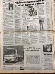 HÜRRİYET GAZETESİ DOĞUM GÜNÜ HEDİYESİ - 24 EYLÜL 1998 -TAM TAKIM 44 SAYFADIR -Recep Tayyip Erdoğan-Eyüp Aşık-Alaattin Çakıcı-Ertuğrul Özkök-Oktay Ekşi-Emin Çölaşan-Amokachi-İlyas Tüfekçi-Orhan Kaynar-Devrim Sağroğlu-Sadi Kemal Yaşar-Nihat İbadi-Mahsun Kırmızıgül-Bekir Coşkun-Serdar Turgut-Celine Dion-Murat Başaran  Siyasi hayatı bitti-Kaset depremi-İstifa kıskacında-Yılmaz: Eyüp Bey gereğini yapacaktır-Yeniden doğacağım-Trabzon’da sıkıyönetim-Dimas gelmiyor-Forma savaşı kızışıyor-Kokain gemisi-Mahsun’a gözaltı-Celine’e külot davası  Karikatür: Oğuz Aral-Karalama defteri-Recep Tayyip Erdoğan-Süleyman Demirel-Melih Gökçek-Abdullah Abdou-Faruk Kulin-Nazlı Ilıcak-Zeynep Atikkan-Sevim Koçoğlu-Gordon Mine-Mithrişah Safa  Tayyip’in bitişi-Mahkûm ettiren konuşma-Demirel: Hukuka herkes uyacak-Gökçek’ten Mandela benzetmesi-Abdou’ya Erdoğan’ın avukatı-Fazilet’in ‘Mükremin Abisi’-Karar Erbakan Hoca’yı rahatlattı-Bembeyaz kesildi-Küçüksöz: Güneydoğu’ya uzaktan bakmak yetmez-Şimdi moda kişiye özel ü