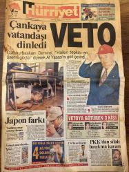 HÜRRİYET GAZETESİ DOĞUM GÜNÜ HEDİYESİ - 2 EYLÜL 1999 -TAM TAKIM 34 SAYFADIR -Süleyman Demirel-Metin Sertoglu-Rıdvan Pirinçcioğlu-Osman Öcalan-Ertuğrul Özkök-Hasan Cemal-Fatih Terim-Bülent Korkmaz-Tousounidis-İlhan Söyler-Rıdvan Dilmen-Kemalettin-Murat Yakın-Preko-Hakan Şükür-Ali Eren-Abdullah-Rüştü-Alpay-Vedat Okyar-Fahrettin Curoğlu-Briegel-Oktay-Erkan-Süleyman Seba-Bahattin Beyhan-Fethi Toker-Aydın Candağan-İbrahim Arkan  Çankaya vatandaşı dinledi Veto-Japon farkı-Vetoya götüren 3 kişi-PKK’dan silah bırakma kararı-Dostluk gecesi-Bu sese kulak verin-Benim gençlerim başarır-Çeker giderim-Dilmen takipte-Kral korkuttu-Milli jest-Denizli’nin 3 Aslanı-Kartal’a son panzer-2 yıldır satıldım-Toshack en iyi 10’da-Yerleştirme hatası yokmuş-Değerlendirme yeniden yapılsın-Depremzedeye bütün okullar açık olacak