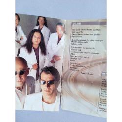 Kaset Ayna şarkılar Albümü. Kartonetin bazı yerlerinde yıpranma ve ayrılma var. Kaset sorunsuz çalışıyor.