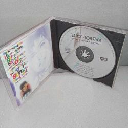 CD Naşide Göktürk Yüreğim hala rehin. Orijinal. kırmızı bandrollü dönem baskı albüm. kartonetin sayfalarında yıpranma ve dinlemeyi etkilemeyen çizikler var. Disk 10 üzerinden 8,5 sorunsuz çalışıyor