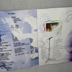 CD Naşide Göktürk Yüreğim hala rehin. Orijinal. kırmızı bandrollü dönem baskı albüm. kartonetin sayfalarında yıpranma ve dinlemeyi etkilemeyen çizikler var. Disk 10 üzerinden 8,5 sorunsuz çalışıyor