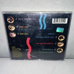 Cd Pink Floyd a collection of great dance songs albümü. Orijinal. Avrupa baskı. Dinlemeyi etkilemeyen yoğun çizikler var. Sorunsuz çalışıyor