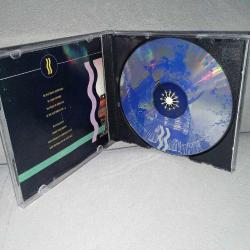 Cd Pink Floyd a collection of great dance songs albümü. Orijinal. Avrupa baskı. Dinlemeyi etkilemeyen yoğun çizikler var. Sorunsuz çalışıyor