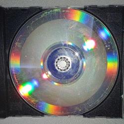 Cd Pink Floyd a collection of great dance songs albümü. Orijinal. Avrupa baskı. Dinlemeyi etkilemeyen yoğun çizikler var. Sorunsuz çalışıyor