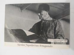 '' Nurdan Yayınları'nın Armağanıdır '' Siyah Beyaz ATATÜRK Kartpostalı - 14.5/10 cm.  ( Ege Vapuru ile Trabzon yolunda .. )