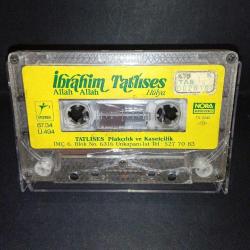 Kaset İbrahim Tatlıses Allah Allah, Hülya. 1987 Nora Kağıt Baskı. kartonet yok. Kasetin bir yüzünde çalışmasını etkilemeyen çatlak var. baştan sona sorunsuz çalışıyor.
