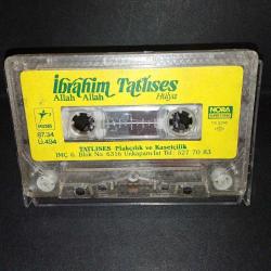 Kaset İbrahim Tatlıses Allah Allah, Hülya. 1987 Nora Kağıt Baskı. kartonet yok. Kasetin bir yüzünde çalışmasını etkilemeyen çatlak var. baştan sona sorunsuz çalışıyor.