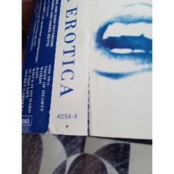 Kaset Madonna Erotica albümü. Orijinal. Kartonet bir yerinden kopuk fakat eksiği yok. Kaset sorunsuz çalışıyor.