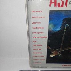 Kaset Gitarın Asi çocukları  1 Cem Karaca– Dadaloğlu 2 Kazım Koyuncu– Anılar Düştü 3 Yaşar Kurt– Beyoğlu 4 Vedat Sakman– Seninle Olmadan 5 Yırtık Uçurtma– Çığlık 6 Nejat Yavaşoğulları– Haydi 7 Jehat– İmdat 8 Cahit Berkay– Dörde Özlem 9 Taner Öngür– Uzaya Bak 10 Serdar Öztop– Kalabalığın Ortasında 11 Tarkan Mumkale– Kim İçin 12 Armağan Sönmez– Biter Miyiz 13 H. Cihat Örter*– Çağın Ölümü