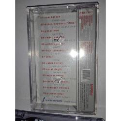 Kaset Gitarın Asi çocukları  1 Cem Karaca– Dadaloğlu 2 Kazım Koyuncu– Anılar Düştü 3 Yaşar Kurt– Beyoğlu 4 Vedat Sakman– Seninle Olmadan 5 Yırtık Uçurtma– Çığlık 6 Nejat Yavaşoğulları– Haydi 7 Jehat– İmdat 8 Cahit Berkay– Dörde Özlem 9 Taner Öngür– Uzaya Bak 10 Serdar Öztop– Kalabalığın Ortasında 11 Tarkan Mumkale– Kim İçin 12 Armağan Sönmez– Biter Miyiz 13 H. Cihat Örter*– Çağın Ölümü