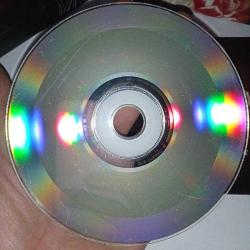 Cd Teoman aşk ve gurur albümü. Orijinal. Dinlemeyi etkilemeyen çizikler var. Sorunsuz çalışıyor