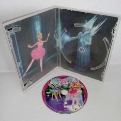 DVD Barbie sihirli balerin. orijinal. Türkçe dublaj. Çalışmasına engel olmayan yoğun çizikler var. Sorunsuz çalışıyor.
