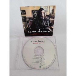 Cd Cem Karaca mutlaka yavrum. Kartoneti yok. Kitapçık ve Cd mevcut. Dinlemeyi etkilemeyen çizikler var. Baştan sona dinlendi sorunsuz çalışıyor