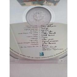 Cd Cem Karaca mutlaka yavrum. Kartoneti yok. Kitapçık ve Cd mevcut. Dinlemeyi etkilemeyen çizikler var. Baştan sona dinlendi sorunsuz çalışıyor