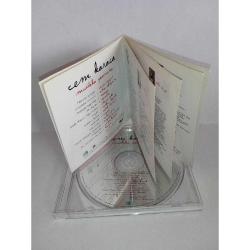 Cd Cem Karaca mutlaka yavrum. Kartoneti yok. Kitapçık ve Cd mevcut. Dinlemeyi etkilemeyen çizikler var. Baştan sona dinlendi sorunsuz çalışıyor