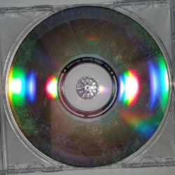 CD İbrahim Tatlıses neden albümü. Kartoneti yok. Dinlemeyi etkilemeyen yoğun çizikler var. baştan sona dinlendi sorunsuz çalışıyor.