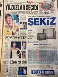 HÜRRİYET GAZETESİ DOĞUM GÜNÜ HEDİYESİ - 9 EYLÜL 1998 -TAM TAKIM 46 SAYFADIR -Süleyman Demirel-Seda Sayan-Alpay Özalan-Oktay Ekşi-Cumhur Ersümer-Ertuğrul Özkök-Gamal Ghandour-İzel-Ümit Aslan-Coşkun Sabah-Hakan Şükür-Pele-Carlos Alberto-Parreira-Zico-Servet Çetin-Hakan Balta-Ayhan Akman-Semih Kaya-Adnan Sezgin-Hasan Şaş-Emre Aşık-Roberto Carlos-Aziz Yıldırım-Sadan Kalkavan-Halim Mete-Levent Erdoğan-Göksu Alhas-Müjde Ar-Abdurrahman Dilipak-Milica Dabovic-Al Bano-Bekir Gerçek-Mike James-Orhan Pamuk-Üç Maymun (Nuri Bilge Ceylan)-Atilla Dorsay-Yaprak Dökümü-Kenan Nevzatoyan-Yalçın Bayer-Sanlı Sarıalioğlu-Adnan Sungur-Fadime Şahin-Demet Şener-Hülya Avşar-Burak Kut-Romy Schneider-Serdar Turgut  Şehitlikte skandal-Cumhurbaşkanlığını severek yapıyorum-Seda gizlice köyde evlendi-Alpay’a rekor ceza-Yılbaşında şalter iniyor-İzmir balesi-Yıldızlar geçidi-İnönü’de şölen-G.Saray çok güçlü-Alpay’a 5 maç ceza-Almanya’nın işi zor-Galatasaray’da idman reformu-Dansçı kızlara moral-Vali destek verdi-Fadime