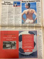 HÜRRİYET GAZETESİ DOĞUM GÜNÜ HEDİYESİ - 9 EYLÜL 1998 -TAM TAKIM 46 SAYFADIR -Süleyman Demirel-Seda Sayan-Alpay Özalan-Oktay Ekşi-Cumhur Ersümer-Ertuğrul Özkök-Gamal Ghandour-İzel-Ümit Aslan-Coşkun Sabah-Hakan Şükür-Pele-Carlos Alberto-Parreira-Zico-Servet Çetin-Hakan Balta-Ayhan Akman-Semih Kaya-Adnan Sezgin-Hasan Şaş-Emre Aşık-Roberto Carlos-Aziz Yıldırım-Sadan Kalkavan-Halim Mete-Levent Erdoğan-Göksu Alhas-Müjde Ar-Abdurrahman Dilipak-Milica Dabovic-Al Bano-Bekir Gerçek-Mike James-Orhan Pamuk-Üç Maymun (Nuri Bilge Ceylan)-Atilla Dorsay-Yaprak Dökümü-Kenan Nevzatoyan-Yalçın Bayer-Sanlı Sarıalioğlu-Adnan Sungur-Fadime Şahin-Demet Şener-Hülya Avşar-Burak Kut-Romy Schneider-Serdar Turgut  Şehitlikte skandal-Cumhurbaşkanlığını severek yapıyorum-Seda gizlice köyde evlendi-Alpay’a rekor ceza-Yılbaşında şalter iniyor-İzmir balesi-Yıldızlar geçidi-İnönü’de şölen-G.Saray çok güçlü-Alpay’a 5 maç ceza-Almanya’nın işi zor-Galatasaray’da idman reformu-Dansçı kızlara moral-Vali destek verdi-Fadime
