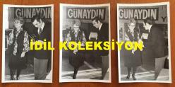 TRT'NİN İLK HABER SPİKERLERİNDEN ve YAZAR JÜLİDE GÜLİZAR'IN ORİJİNAL 3'LÜ FOTOĞRAF SETİ  - 18 x 12 cm EBADINDA - JÜLİDE GÜLİZAR, GÜNAYDIN GAZETESİ'NDEN ÖDÜL ALIRKEN ÇEKİLMİŞ 3 FARKLI KARE