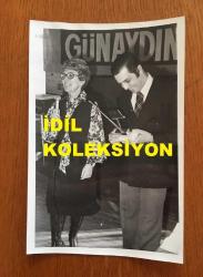 TRT'NİN İLK HABER SPİKERLERİNDEN ve YAZAR JÜLİDE GÜLİZAR'IN ORİJİNAL 3'LÜ FOTOĞRAF SETİ  - 18 x 12 cm EBADINDA - JÜLİDE GÜLİZAR, GÜNAYDIN GAZETESİ'NDEN ÖDÜL ALIRKEN ÇEKİLMİŞ 3 FARKLI KARE
