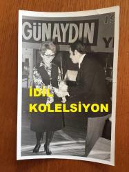 TRT'NİN İLK HABER SPİKERLERİNDEN ve YAZAR JÜLİDE GÜLİZAR'IN ORİJİNAL 3'LÜ FOTOĞRAF SETİ  - 18 x 12 cm EBADINDA - JÜLİDE GÜLİZAR, GÜNAYDIN GAZETESİ'NDEN ÖDÜL ALIRKEN ÇEKİLMİŞ 3 FARKLI KARE