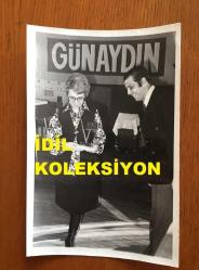 TRT'NİN İLK HABER SPİKERLERİNDEN ve YAZAR JÜLİDE GÜLİZAR'IN ORİJİNAL 3'LÜ FOTOĞRAF SETİ  - 18 x 12 cm EBADINDA - JÜLİDE GÜLİZAR, GÜNAYDIN GAZETESİ'NDEN ÖDÜL ALIRKEN ÇEKİLMİŞ 3 FARKLI KARE