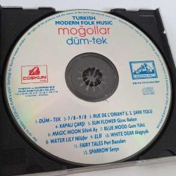 Cd Moğollar Düm Tek. 1994 dönem albümü. Kartoneti yok. Dinlemeyi etkilemeyen yoğun çizikler var. Sorunsuz çalışıyor. Cd kabı içerisinde gönderim yapılacaktır