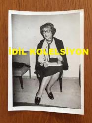 TRT'NİN İLK HABER SPİKERLERİNDEN ve YAZAR JÜLİDE GÜLİZAR'IN ORİJİNAL FOTOĞRAFI  - 12 x 9 cm EBADINDA - JÜLİDE GÜLİZAR GÜLÜMSEYEREK SOHBET EDERKEN ÇEKİLMİŞ BİR KARE