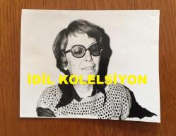 TRT'NİN İLK HABER SPİKERLERİNDEN ve YAZAR JÜLİDE GÜLİZAR'IN ORİJİNAL FOTOĞRAFI  - 12 x 9 cm EBADINDA - JÜLİDE GÜLİZAR GÜLÜMSERKEN ÇEKİLMİŞ BİR KARE