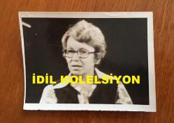 TRT'NİN İLK HABER SPİKERLERİNDEN ve YAZAR JÜLİDE GÜLİZAR'IN TELEVİZYON EKRANINDAN ÇEKİLMİŞ AJANS BASIMI FOTOĞRAFI  - 12 x 9 cm EBADINDA -