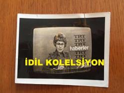 TRT'NİN İLK HABER SPİKERLERİNDEN ve YAZAR JÜLİDE GÜLİZAR'IN TELEVİZYON EKRANINDAN ÇEKİLMİŞ AJANS BASIMI FOTOĞRAFI  - 12 x 9 cm EBADINDA -