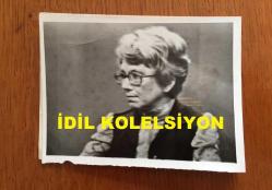 TRT'NİN İLK HABER SPİKERLERİNDEN ve YAZAR JÜLİDE GÜLİZAR'IN TELEVİZYON EKRANINDAN ÇEKİLMİŞ AJANS BASIMI FOTOĞRAFI  - 12 x 9 cm EBADINDA -