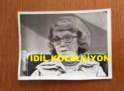 TRT'NİN İLK HABER SPİKERLERİNDEN ve YAZAR JÜLİDE GÜLİZAR'IN TELEVİZYON EKRANINDAN ÇEKİLMİŞ AJANS BASIMI FOTOĞRAFI  - 12 x 9 cm EBADINDA -