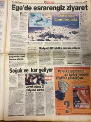 HÜRRİYET GAZETESİ DOĞUM GÜNÜ HEDİYESİ - 15 OCAK 1999 -TAM TAKIM 38 SAYFADIR -Sibel Can-Hakan Ural-Cavit Çağlar-Ertuğrul Özkök-Oktay Ekşi-Enis Yücel-Yücel Erez-Enver Yücel-Joachim Löw-Mustafa Doğan-Toshack-Suker-Hakan Şükür-Sermet Şükür-Fatih Terim-Filipe Filipescu-Ercan Ekdal-Metin Sertoğlu-Hasan Vlahmir-Adnan Sungur-Gökmen Öz-Semih Şentürk-Serhat Gazioğlu-Murat Çobanoğlu-Ozan Doğulu-Pelinsu Bektaş  3’üncü bahar karakış oldu-Sibel’i terk eden Hakan baba evinde-Yunan adasında-Kar geliyor-Çağlar’a Interbank haczi 51 trilyon-Alt alta iki haber-TÜSİAD’ı 2000’lere Yücaoğlu taşıyacak-Hooijdonk’a kanca-F.Bahçe’den daha iyisi yok-Galli’nin sakatlık korkusu-Tokat gibi son-Futbolu bırakabilir-Filipescu gitti-Milne’nin Top 9’u-Erkek güzeli yalancı çıktı-Dayak değil estetik-Pelinsu’dan tek kişilik şov-Ozan Doğulu’ya muhteşem kutlama  Karikatür ismi: Karalama defteri Çizer: Güz Aral