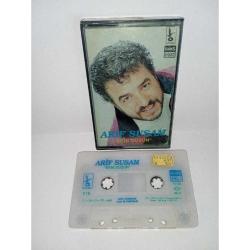 Kaset Arif susam beni düşün albümü. kartonet hafif yorgun, kasetin her iki yüzünde 3'er saniye dalgalanma var