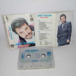 Kaset Arif susam beni düşün albümü. kartonet hafif yorgun, kasetin her iki yüzünde 3'er saniye dalgalanma var