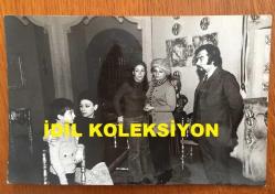 KAMRAN USLUER'İN ORİJİNAL FOTOĞRAFI  - 18 x 12 cm EBADINDA - KAMRAN USLUER PROVADAN BİR SAHNEDE ZEYNEP TEDÜ ve TÜLİN ORAL İLE AYNI KAREDE