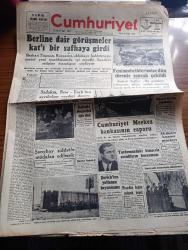 Cumhuriyet Gazetesi - 29 Nisan 1949 - umacı yazan Nadir Nadi Başmakale - Berlin'e dair görüşmeler kati bir safhaya girdi - yeni muhriplerimize Dün törenle sancak çekildi fotoğraf - Necmettin Sadak Amerika'daki basın konferansında fotoğraf - İtalya'da Mussolini için dua - Giresun ve Gelibolu tören esnasında Yavuz'un yanında fotoğraf - Cumhuriyet merkez bankası'nın raporu - mısır'dan gelecek heyet - İsrail'in kurulmasında Hitler'in rolü yazan Metin Toker - şair ve Serdar yazan İsmail Habib Sevük - Güneş Dün tutuldu - Atatürk diktatör müdür Yazan A. Muhtar Kumral kitabı inkılap kitabevinde - renkli sürprizler filmi Kadıköy Opera sinemasında - Muhterem Ticaret bakanımıza ariza yazan Burhan Felek - Filistin sulh Konferansı - Akdeniz Kupası maçları - İstiklal mahkemeleri Kanununu kaldıran tasarı - Safiye Ayla Taksim kristal'de - 1956 olimpiyatları avustralya'da yapılacak - bugünkü radyo programı - bulmaca - Muammer Karaca Opereti fuar yıldızı maksim'de - Good Year Lastikleri - Nivea Krem