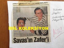 Efemera - YILMAZ ZAFER'İN GAZETEDEN KESİLME FOTOĞRAFI - 8 x 8 cm EBADINDA - YILMAZ ZAFER ve PERİHAN SAVAŞ HASTANEDE AYNI KAREDE - kitantik - kitaLog