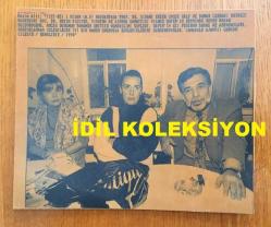 PERİHAN SAVAŞ'IN HABER METİNLİ AJANS BASIMI FOTOĞRAFI (KAĞIT BASKI) - 17 x 15 cm EBADINDA - YILMAZ ZAFER'İN KALP KRİZİ SONUCU YOĞUN BAKIMA ALINMASININ ARDINDAN PERİHAN SAVAŞ HASTANEDE BEKLERKEN